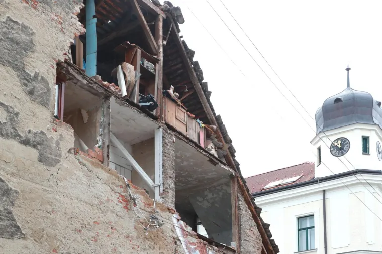 Zgrada o&scaron;tećena u potresu prijeti prolaznicima
