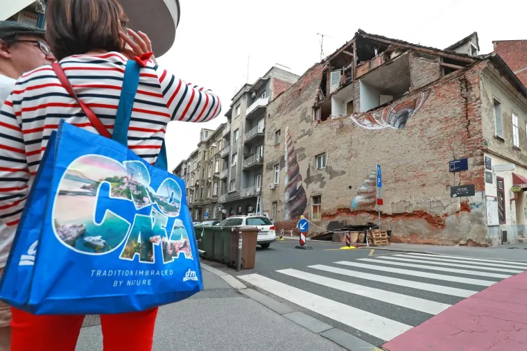 Zgrada o&scaron;tećena u potresu prijeti prolaznicima