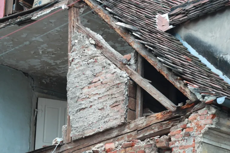 Zgrada o&scaron;tećena u potresu prijeti prolaznicima