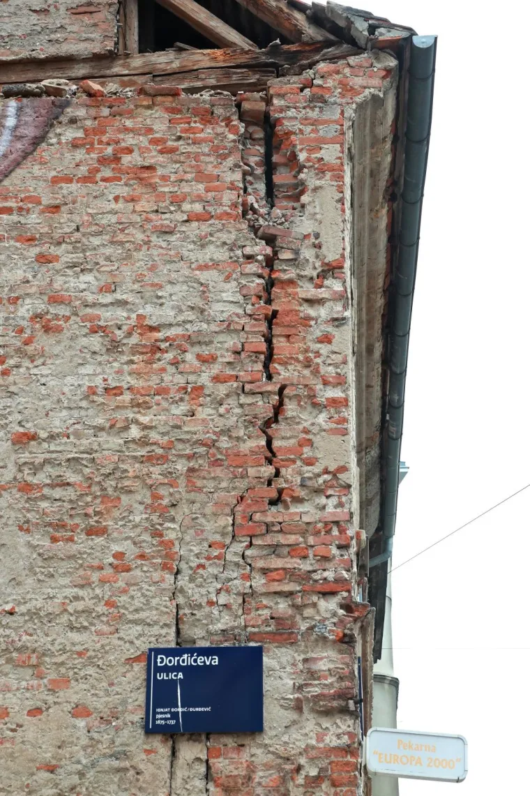 Zgrada o&scaron;tećena u potresu prijeti prolaznicima