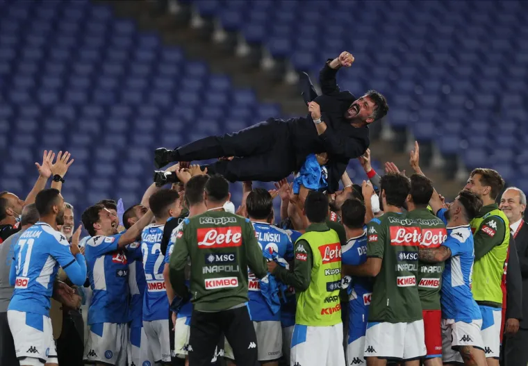Nogometaši Napolija šesti put u svojoj povijesti pobjednici su talijanskog Kupa nakon što su u Rimu pred praznim tribinama stadiona Olimpico pobijedili Juventus sa 4-2 boljim izvođenjem jedanaesteraca.