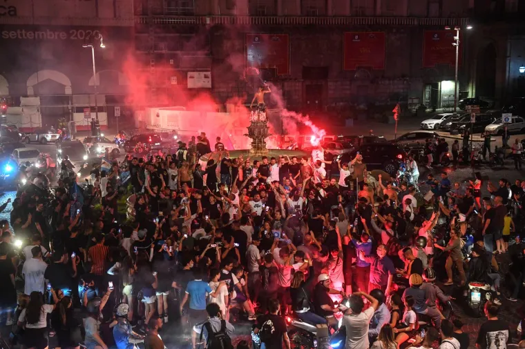 Naravno, u takvoj ludnici i euforiji brzo se zaboravilo na mjere opreza zbog pandemije koronavirusa, koja je vladala u Italiji, zemlji koja je uz Španjolsku bila najpogođenija COVIDOM-19 u Europi.