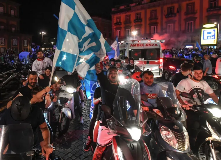 [FOTO] NAPULJ JE NOĆAS GORIO: Koronaparty u svom punom obujmu; No, nitko za to nije mario