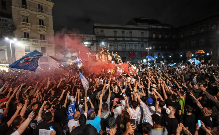 [FOTO] NAPULJ JE NOĆAS GORIO: Koronaparty u svom punom obujmu; No, nitko za to nije mario