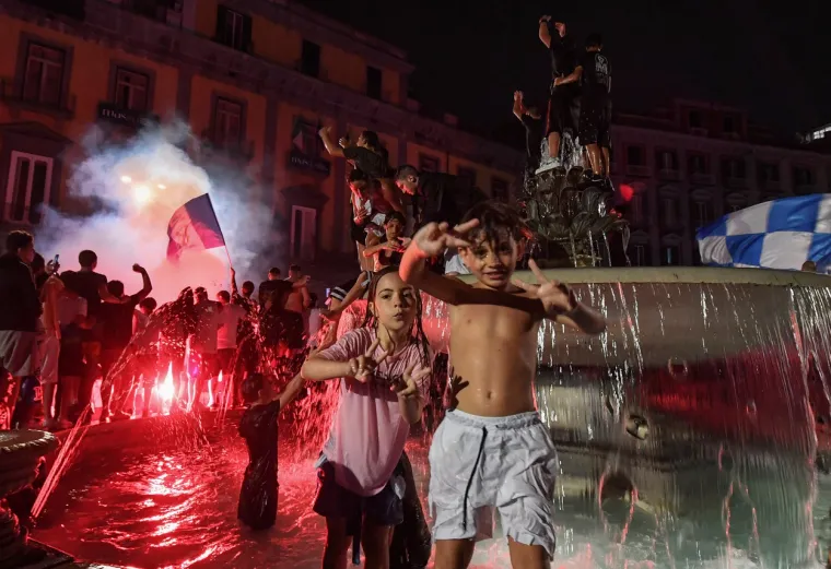 [FOTO] NAPULJ JE NOĆAS GORIO: Koronaparty u svom punom obujmu; No, nitko za to nije mario