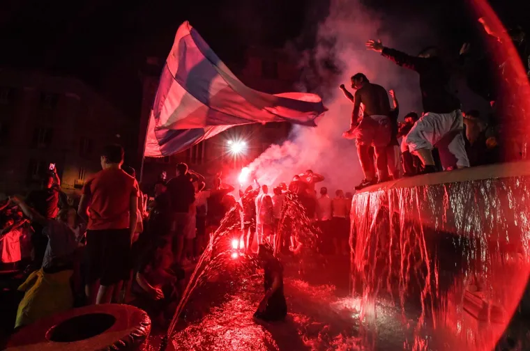 [FOTO] NAPULJ JE NOĆAS GORIO: Koronaparty u svom punom obujmu; No, nitko za to nije mario