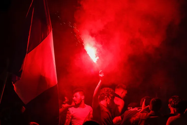 [FOTO] NAPULJ JE NOĆAS GORIO: Koronaparty u svom punom obujmu; No, nitko za to nije mario