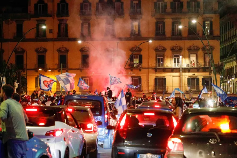 [FOTO] NAPULJ JE NOĆAS GORIO: Koronaparty u svom punom obujmu; No, nitko za to nije mario