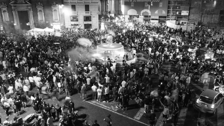 [FOTO] NAPULJ JE NOĆAS GORIO: Koronaparty u svom punom obujmu; No, nitko za to nije mario