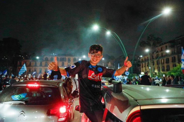 [FOTO] NAPULJ JE NOĆAS GORIO: Koronaparty u svom punom obujmu; No, nitko za to nije mario