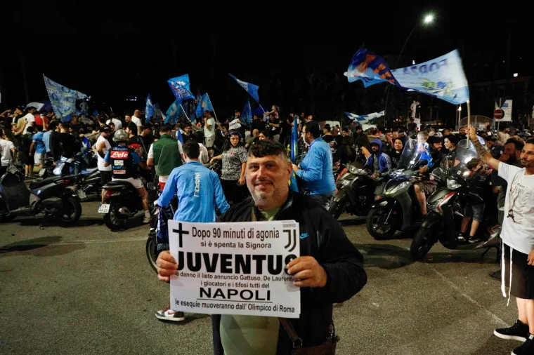 [FOTO] NAPULJ JE NOĆAS GORIO: Koronaparty u svom punom obujmu; No, nitko za to nije mario