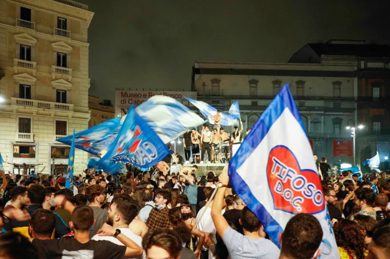 [FOTO] NAPULJ JE NOĆAS GORIO: Koronaparty u svom punom obujmu; No, nitko za to nije mario