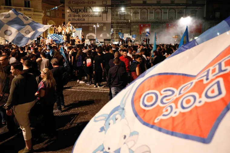 [FOTO] NAPULJ JE NOĆAS GORIO: Koronaparty u svom punom obujmu; No, nitko za to nije mario