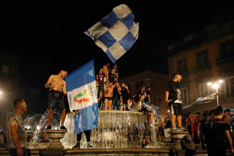 [FOTO] NAPULJ JE NOĆAS GORIO: Koronaparty u svom punom obujmu; No, nitko za to nije mario