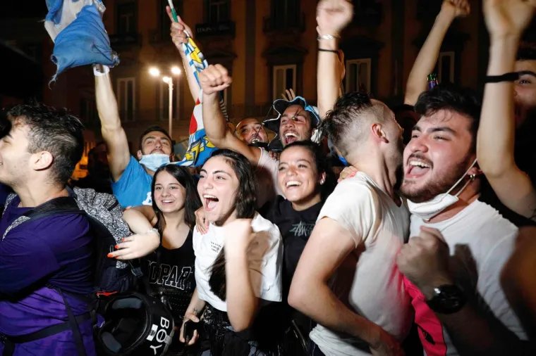 [FOTO] NAPULJ JE NOĆAS GORIO: Koronaparty u svom punom obujmu; No, nitko za to nije mario