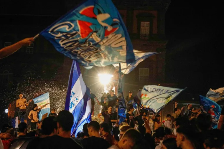 [FOTO] NAPULJ JE NOĆAS GORIO: Koronaparty u svom punom obujmu; No, nitko za to nije mario