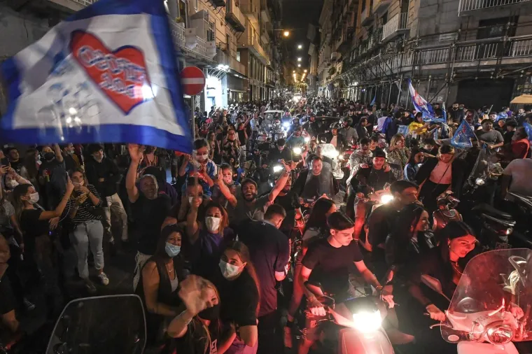 [FOTO] NAPULJ JE NOĆAS GORIO: Koronaparty u svom punom obujmu; No, nitko za to nije mario