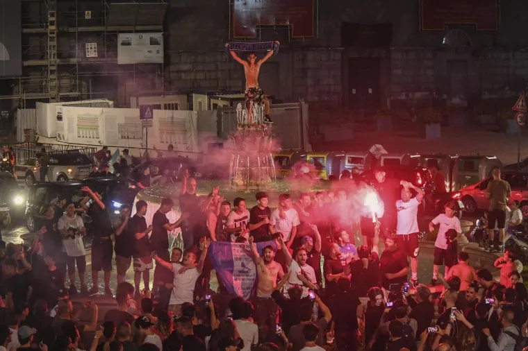 [FOTO] NAPULJ JE NOĆAS GORIO: Koronaparty u svom punom obujmu; No, nitko za to nije mario