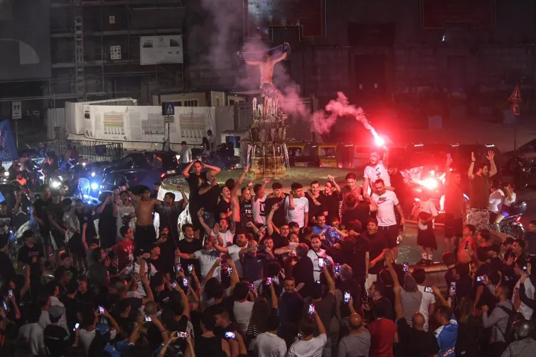 [FOTO] NAPULJ JE NOĆAS GORIO: Koronaparty u svom punom obujmu; No, nitko za to nije mario