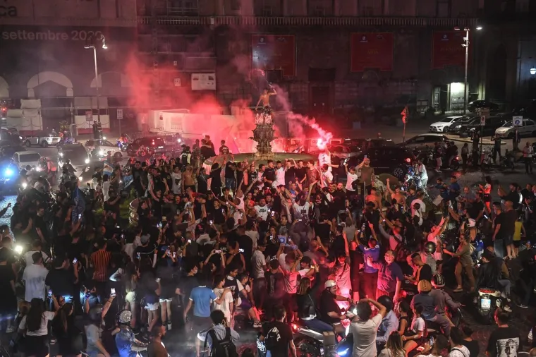 [FOTO] NAPULJ JE NOĆAS GORIO: Koronaparty u svom punom obujmu; No, nitko za to nije mario