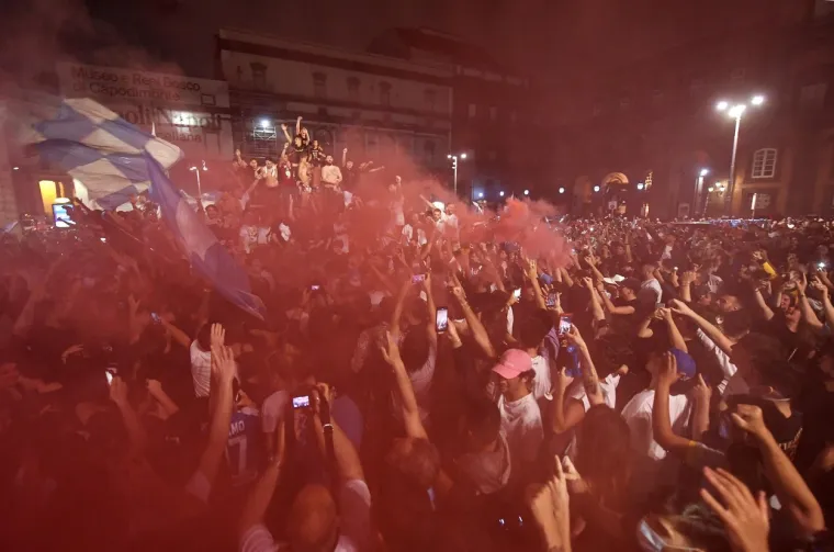 [FOTO] NAPULJ JE NOĆAS GORIO: Koronaparty u svom punom obujmu; No, nitko za to nije mario