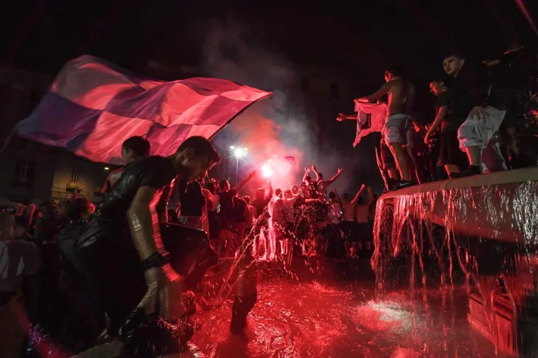 [FOTO] NAPULJ JE NOĆAS GORIO: Koronaparty u svom punom obujmu; No, nitko za to nije mario