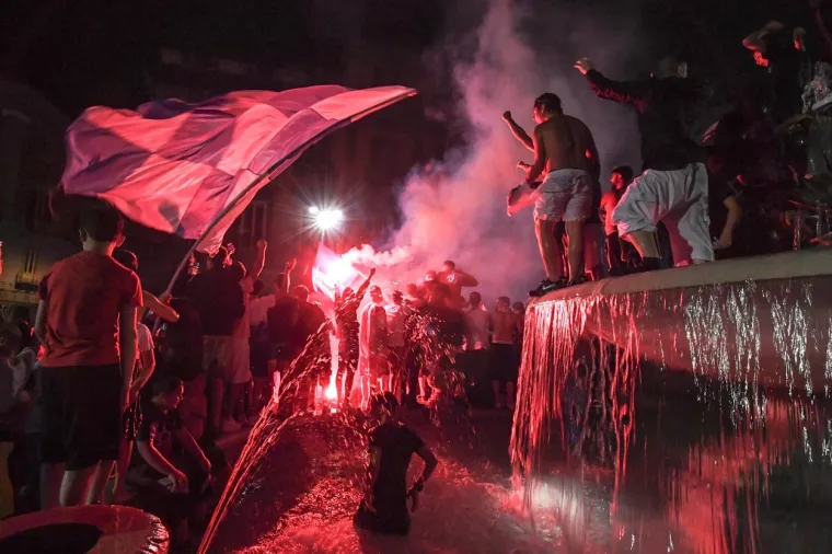 [FOTO] NAPULJ JE NOĆAS GORIO: Koronaparty u svom punom obujmu; No, nitko za to nije mario