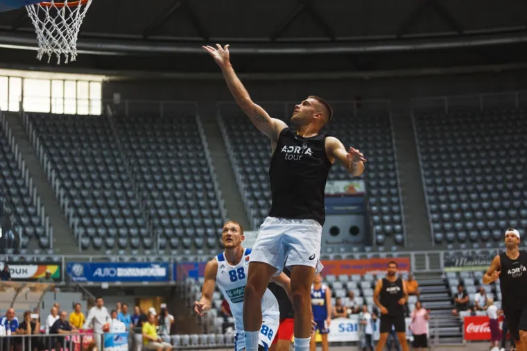 18.06.2020., Zadar - Zvijezde Adria Toura odigrale prijateljsku utakmicu s kosarkasima KK Zadar.  Borna Coric  Photo: Marko Dimic/PIXSELL