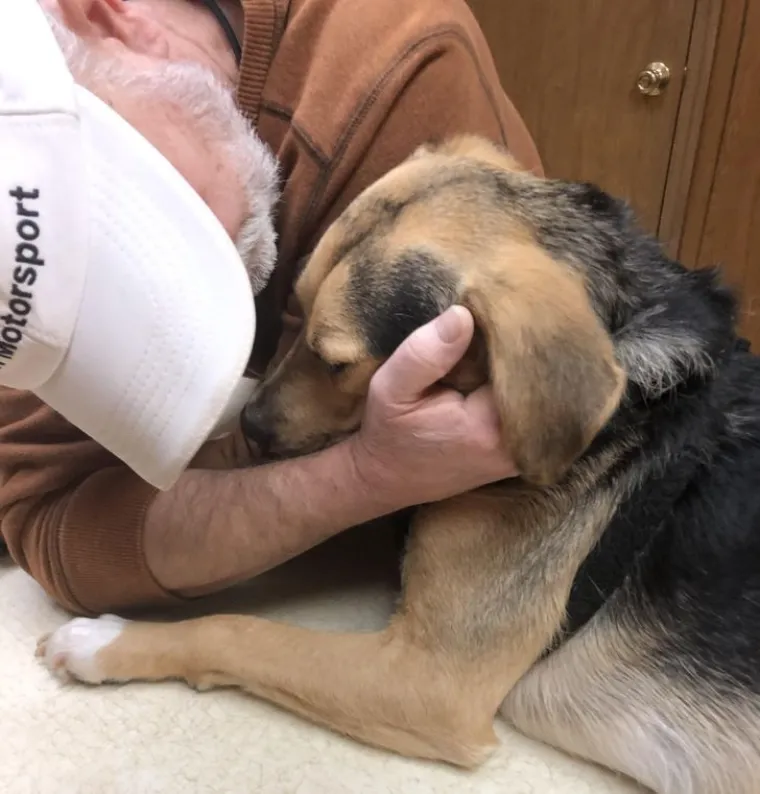 "Moj tata koji nije htio kućne ljubimce tješi svog preplašenog psića prije prvog posjeta veterinaru"