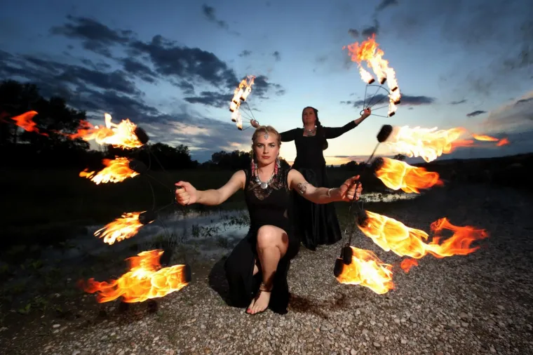 Članice Varuna fusion bellydance plesne skupine vježbaju na savskom nasipu