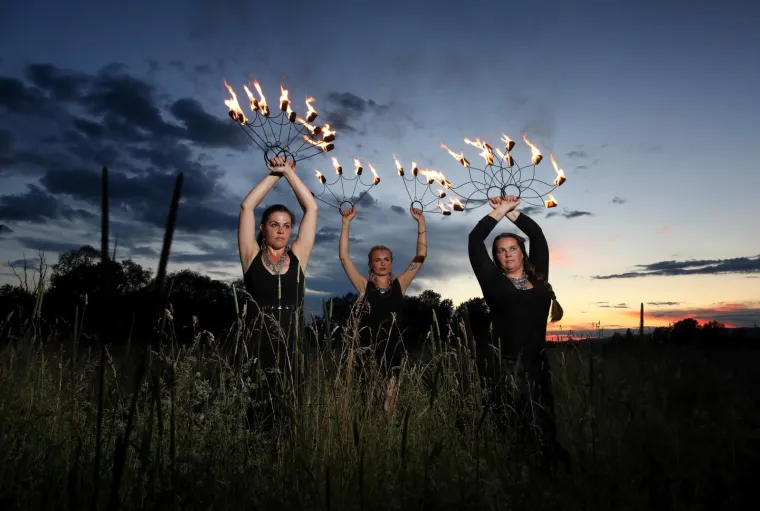 Članice Varuna fusion bellydance plesne skupine vježbaju na savskom nasipu