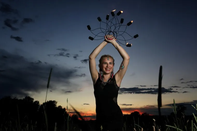 Članice Varuna fusion bellydance plesne skupine vježbaju na savskom nasipu