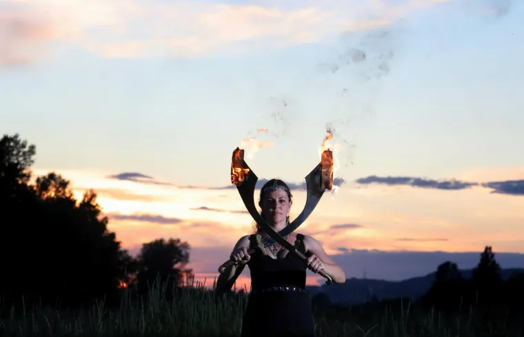 Članice Varuna fusion bellydance plesne skupine vježbaju na savskom nasipu