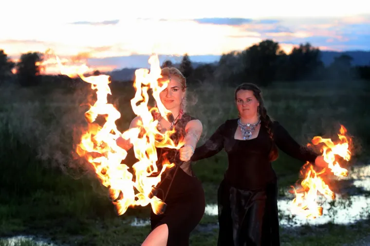 Članice Varuna fusion bellydance plesne skupine vježbaju na savskom nasipu