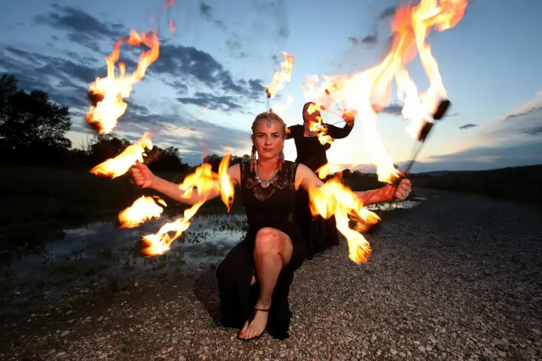 Članice Varuna fusion bellydance plesne skupine vježbaju na savskom nasipu