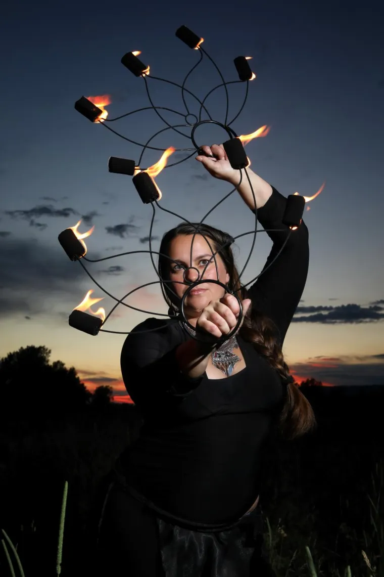 Članice Varuna fusion bellydance plesne skupine vježbaju na savskom nasipu