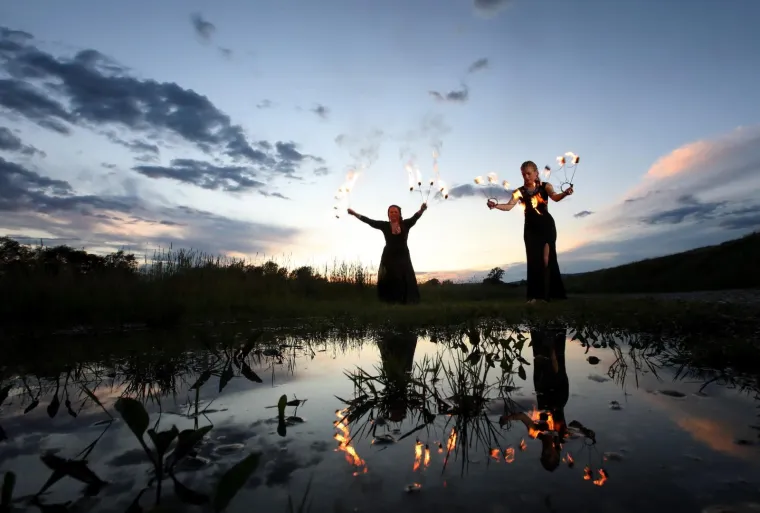 Članice Varuna fusion bellydance plesne skupine vježbaju na savskom nasipu