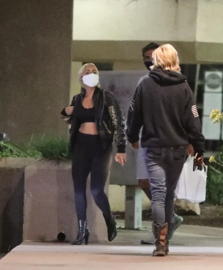 Pjevačica Lady Gaga bila je na večeri u jednom restoranu u Malibuu sa svojim zaručnikom Michaelom Polanskyjem. Kada su se zaputili prema svom automobilu, prišla joj je jedna obožavateljica, a Gaga se bez razmišljanja skinula i poklonila joj je svoju kožnatu jaknu. Pjevačica se dalje zaputila odjevena samo u crni topić i tajice. Foto: Profimedia