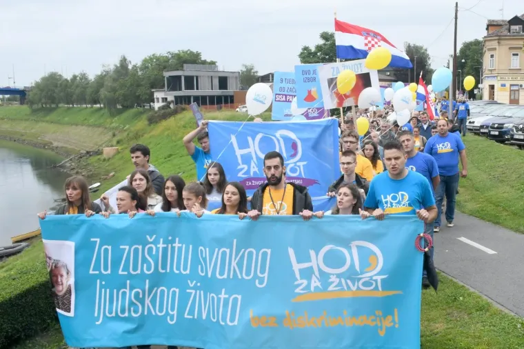 U Sisku se 'hodalo za život': Pogledajte tko se sve priključio Željki Markić i Vladi Košiću