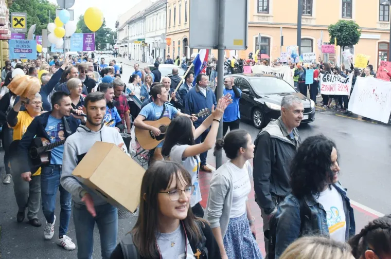 U Sisku se 'hodalo za život': Pogledajte tko se sve priključio Željki Markić i Vladi Košiću
