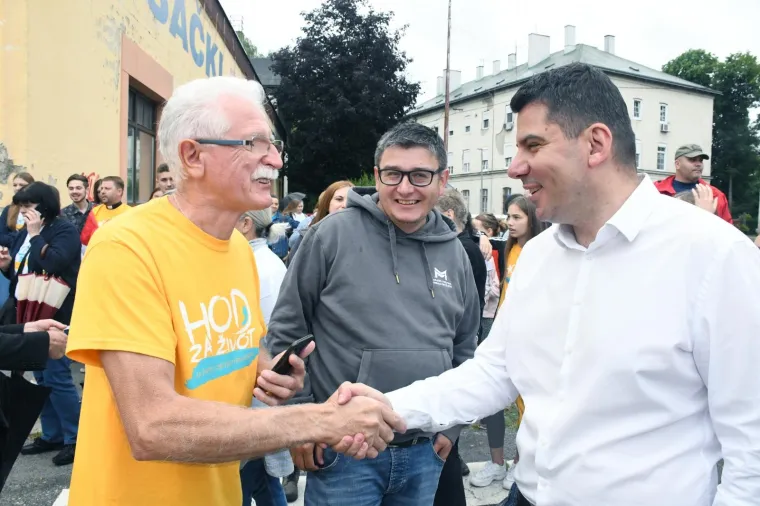 U Sisku se 'hodalo za život': Pogledajte tko se sve priključio Željki Markić i Vladi Košiću