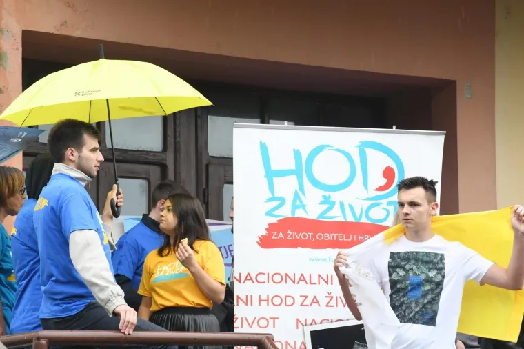 U Sisku se 'hodalo za život': Pogledajte tko se sve priključio Željki Markić i Vladi Košiću