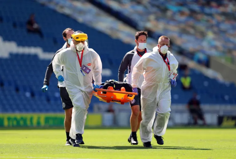 [FOTO] 'DOBILI SU ŠTO SU ZASLUŽILI': Vratara Arsenala iznijeli su s terena nakon teške ozljede, njegov 'krvnik' objasnio zašto se to dogodilo