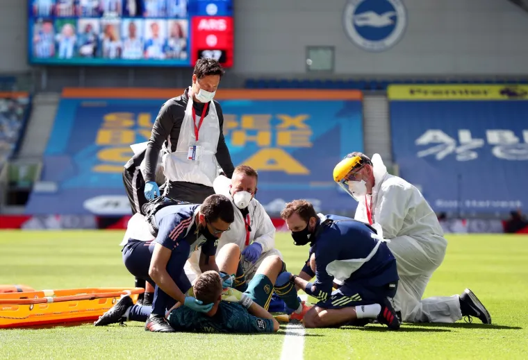 [FOTO] 'DOBILI SU ŠTO SU ZASLUŽILI': Vratara Arsenala iznijeli su s terena nakon teške ozljede, njegov 'krvnik' objasnio zašto se to dogodilo