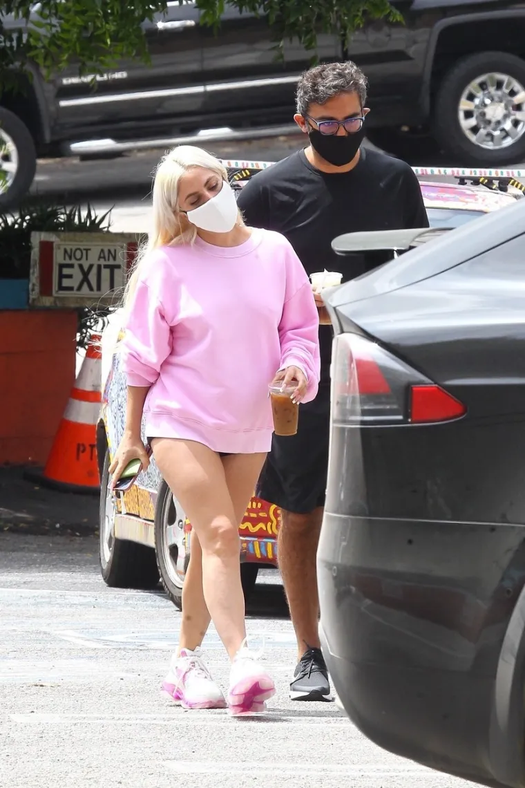 Popularna pjevačica Lady Gaga izašla je po kavu na Hollywood Hillsu sa svojim dečkom Michaelom Polanskyjem u vrlo smjeloj i ležernoj odjevnoj kombinaciji. Foto: Profimedia