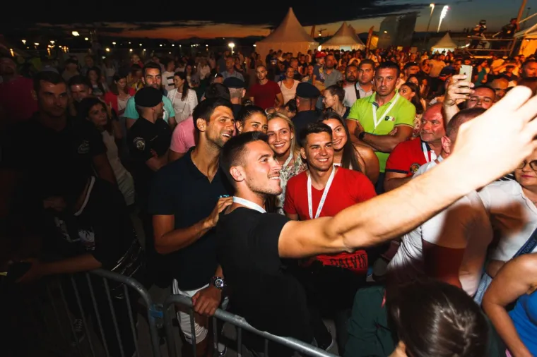 Đokovića su fanovi opsjedali za autogram a posebno za selfi.