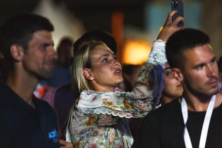 Iako je Nole bio glavna zvijezda događaja, lijepa Donna je svojim izgledom zasjenila sve.