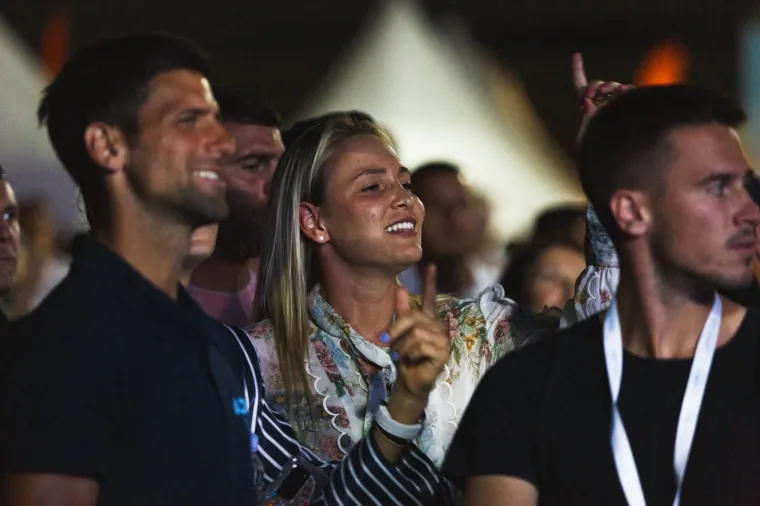 Večer prije spektakularnog glavnog turnira u sklopu teniskog spektakla 'Adria Tour' u Zadru, najbolji svjetski tenisač Novak Đoković (33) i Donna Vekić (23) su se opustili uz Gibonnija.