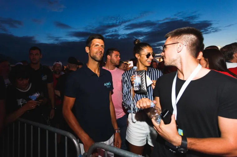 [FOTO] NOLE ODLIJEPIO NA GIBONNIJA: No, svi su zurili u poznatu Hrvaticu koja je očarala izgledom i bila u njegovom društvu