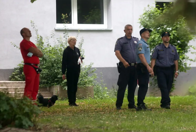 Drama u Sopotu: Mu&scaron;karac urla s balkona i prijeti nožem. Stigla i specijalna policija